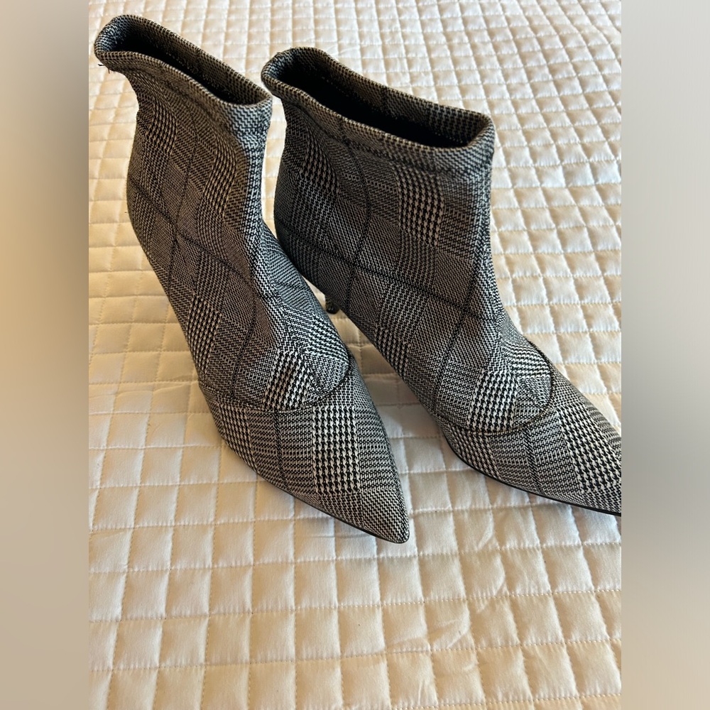 Want that special shoe/boot at none of your friends have I’m your guy.CCD112